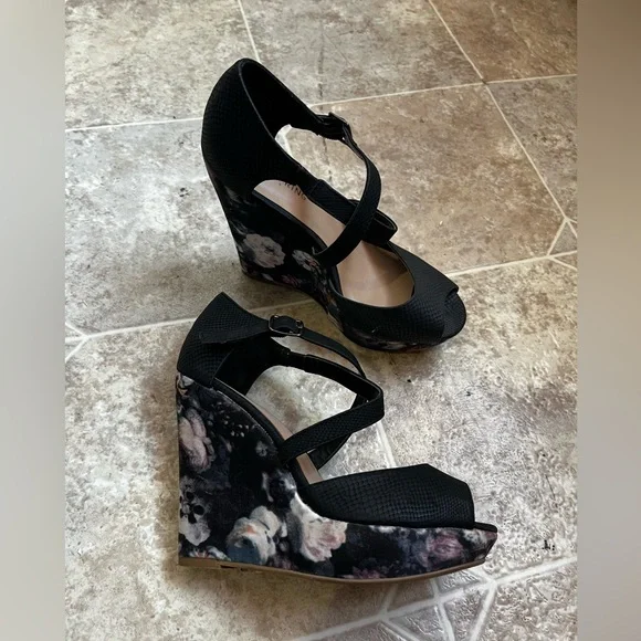 Call it Spring Black Floral Platform Wedge Sandals Size 6 - Picture 2 of 5
